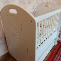 تخت نوزاد کنار مادر