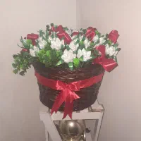 دسته گل با سبد حصیربافی