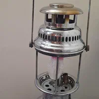 چراغ زنبوری قدیمی برای دهه ۵۰ هنوز نفت داخلش