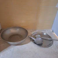 تعدادی لوازم منزل|ظروف پخت‌وپز|کیش, |دیوار