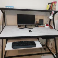 میز کار و کامپیوتر