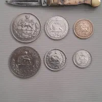 سکه پهلوی و چاقو
