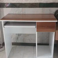 میز تحریر و کامپیوتر