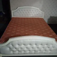 یک عدد تختخواب دونفره تمیز با تشک طبی