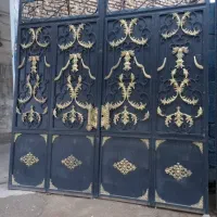 در حیاط ویلا