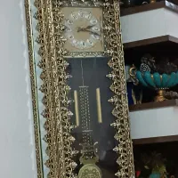 بوفه. ساعت ایستاده. سطل وجادستمال کاغذی. وآیینه