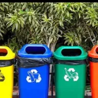 کارگر تفکیک زباله در محیط کارگاهی در مایان