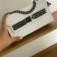 تعدادی کیف نو|کیف، کفش، کمربند|پرند, فاز ۳|دیوار