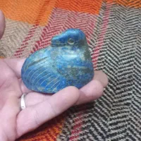 یک عدد سنگ لاجورد به شکل پرنده ( قو)|بدلیجات|نهاوند, |دیوار