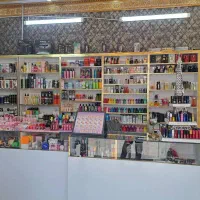 فروشنده خانم در گالری آرایشی