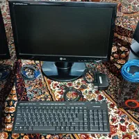 کامپیوتر به همراه تجهیزات