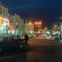 مغازه ۴۰ متری، دور میدان اصلی شهر