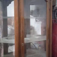 ویترین شیشه ای