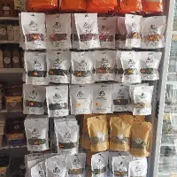 فروشنده و همکار خانم جهت عطاری