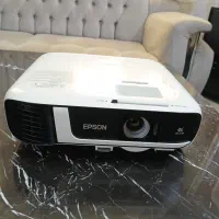 پرژکتور حرفه‌ای و قدرتمند Epson EB-FH52
