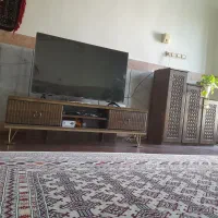 میز تلوزیون خوش رنگ در حد نو