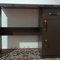 میز تحریر و کامپیوتر