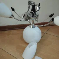 لوستر سه شاخه فقط یکی از حباب ترک خورده وچسب زده|لوستر و چراغ آویز|شیراز, هفت تنان|دیوار