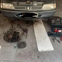 برقکارمکانیک خودروسیار همراه با وسایل یدکی در محل