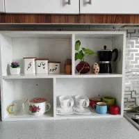 شلف چوبی محکم مناسب کتابخانه یا اشپزخانه