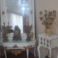 آینه ایستاده و میز تلفن