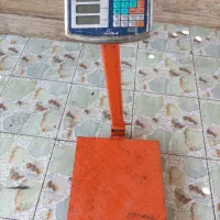 خرید و فروش ضایعات هستم با ترازوی دیجیتال