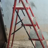 نردبان 4 پله فلزی همراه با چوب لباس چوبی