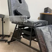 تخت تاتو و ماساژ و فشیال به همراه آرم رست