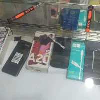 کار اموز تعمیرات و شاگرد موبایل فروشی