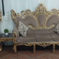 یک دست مبل سلطنتی بدون زده وپارگی و  میز و عسلی