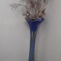 گلدان بلند کنار سالنی