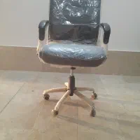 ۱عدد صندلی مدیریت .۶عدد صندلی اداری