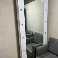 آینه قدی لامپ خور۲ عدد و صندلی اصلاح و تاتو