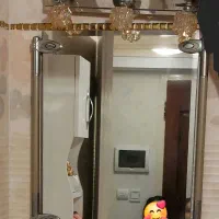 آینه و لامپ تزئینی و روشویی دستشویی