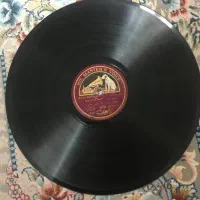 عرضه مجموعهای نفیس و موزهای. گرامافون انگلستان|کلکسیون اشیاء عتیقه|شیراز, بعثت|دیوار