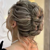 خدمات‌وآموزش‌شنیون‌ومیکاپ‌وبافت‌مو