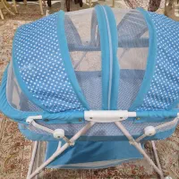 گهواره کنار مادر