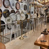ایستاده فلزی کنار سالنی