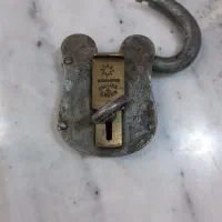 یک عدد قفل قدیمی انگلیسی همراه کلید سالم
