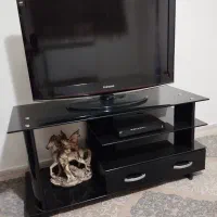 تلویزیون سامسونگ با میز تلویزیون