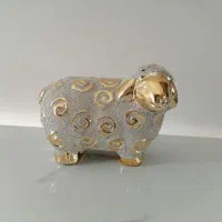 مجسمه طلایی