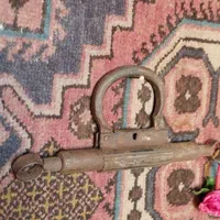 تعدادی قفل قدیمی.|کلکسیون اشیاء عتیقه|کاشان, پارک لاله|دیوار