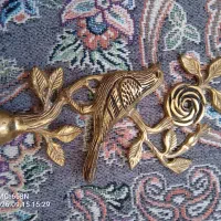 مجسمه برنجی پرنده روی شاخه