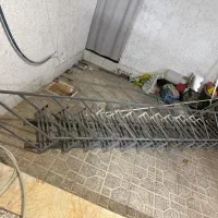 راه پله فلزی تمیز برای ارتفاع حدود ۳۳۰ متر