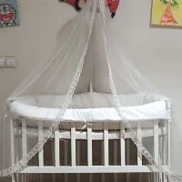 تخت کنار مادر