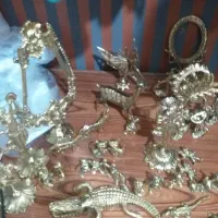 مقداری وسایل برنزه به فروش میرسد