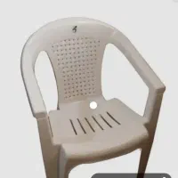 فروش ۴ صندلی پلاستیکی و یک میز آهنی محکم