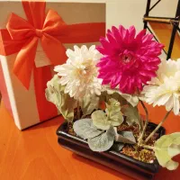 گلدان از جنس چینی مشکی مینیاتوری همراه چند گل