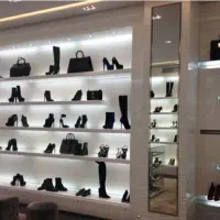 فروشنده خانم  مغازه کیف و کفش زنانه