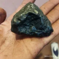 یک عدد سنگ مشکوک شهاب سنگ